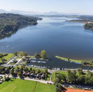 塞基兴Hotel Berg的享有湖泊的空中景致,设有度假村