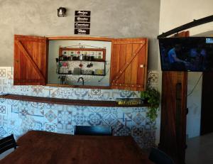 卡拉瓜塔图巴casa condomínio próximo à praia的一间带桌子和镜子的用餐室