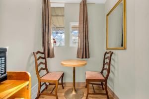 多伦多公园汽车旅馆的一张桌子和两把椅子,位于一个带镜子的房间