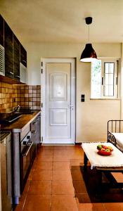 马尔马里Kamara Apartments Marmari的厨房配有桌子和白色门
