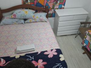 累西腓Hostel & Pousada UFPE INN的一间卧室配有一张床和一个梳妆台