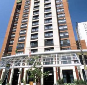 圣保罗Hotel Live Logde Vila Mariana Pq Ibirapuera UH-511的一座高大的建筑,上面有钟