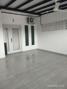 峇株巴辖Batu Pahat Taman Banang Homestay的一个空房间,有白色的墙壁和扬声器