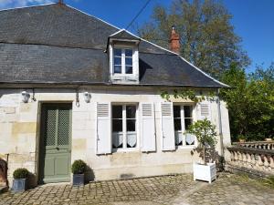 布尔日Clos Montcenoux, au coeur de Bourges.的白色的房子,设有绿色的门和窗户