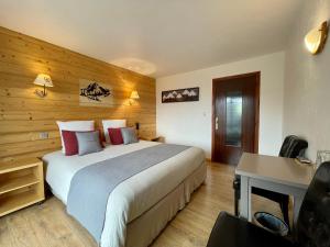 MizoënChalet Le Panoramique的酒店客房配有一张床、一张书桌和一张书桌。