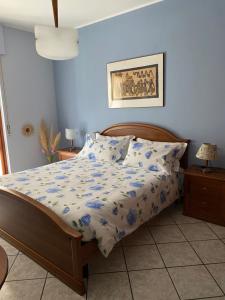 贝特纳斯科il tulipano的一间卧室配有一张蓝色墙壁的床