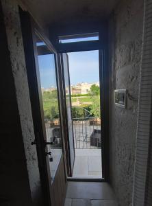 阿尔贝罗贝洛迪比科度假酒店的开放式门,享有阳台的景色