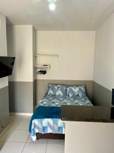 戈亚尼亚Casa da Vó Maria! Studio 08的一间卧室配有蓝色和白色床单
