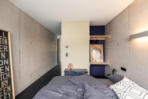 贡德尔芬根FRIZ Art的一间卧室设有一张床和一面墙