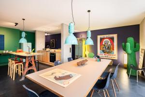 贡德尔芬根FRIZ Art的厨房以及带桌椅的用餐室。