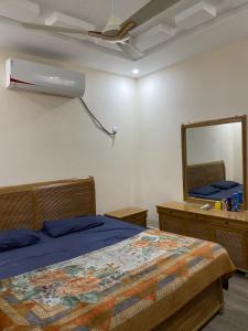伊斯兰堡Private room的一间卧室配有一张床、镜子和风扇