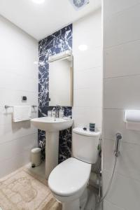 卡萨布兰卡Stylish Studio à Ain Sebaa的白色的浴室设有卫生间和水槽。