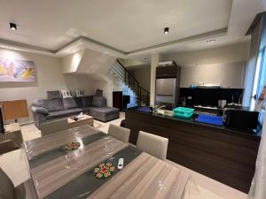 艾因苏赫纳Azha Luxury vacation villa Ain sokhna - families only的厨房以及带桌子和沙发的客厅。
