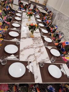 卡萨布兰卡Maarif Elite Suites的一张长长的桌子,上面有白色的板子