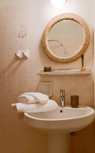 马尔马里Kamara Apartments Marmari的一间带水槽和镜子的浴室
