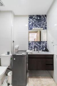 卡萨布兰卡Chic Apartment Cosy Stay的一间带水槽、卫生间和镜子的浴室