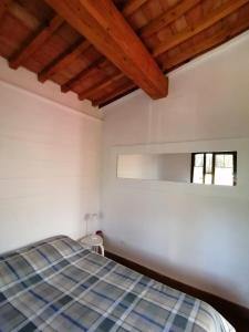 Sant'ErmoAgriturismo Campolungo的一间卧室设有一张床和一个窗口