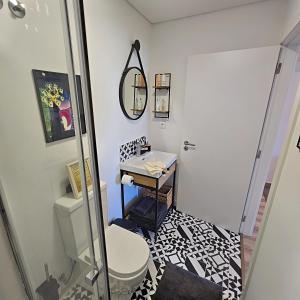 科英布拉Sé Velha Exclusive Suite - Authentic Coimbra的一间带卫生间和水槽的浴室