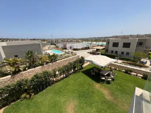 艾因苏赫纳Azha Luxury vacation villa Ain sokhna - families only的后院的顶部景色,后院设有草坪和建筑