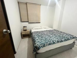 布卡拉曼加Apartamento moderno, ubicación ideal, con parking的一间小卧室,卧室内配有一张床铺