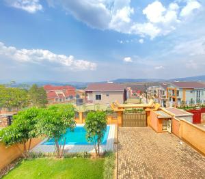 基加利Luxurious very spacious 6 bedrooms villa with pool located in Gacuriro,close to simba center and a 12mins drive to downtown kigali的享有游泳池景致的公寓