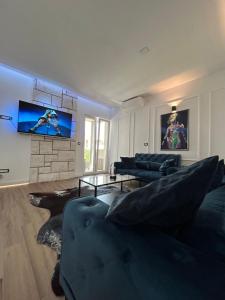 苏佩塔尔Daphne Luxe Retreat -Sea View-King size bed-的客厅配有2张沙发和1台平面电视
