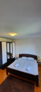 维索科Honey Apartments的一间卧室配有一张大床和两个枕头