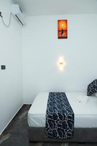 塞杜瓦Airport Colombo Pocket Paradise的卧室配有一张挂在墙上的床铺