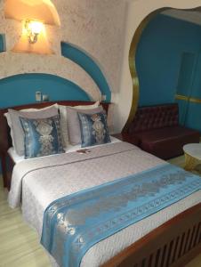 DschangCONSTELLATION HOTEL的一间卧室配有一张大床和一张沙发