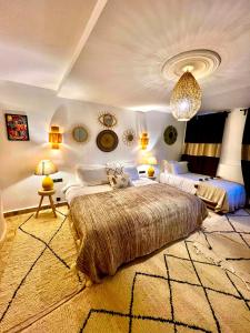 布马伦Riad Sahara Stars Dades的一间设有两张床和吊灯的大卧室