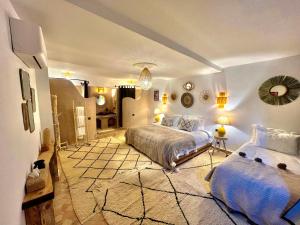 布马伦Riad Sahara Stars Dades的一间大卧室,配有床和地毯