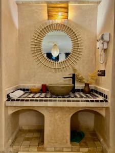 布马伦Riad Sahara Stars Dades的一间带水槽和镜子的浴室