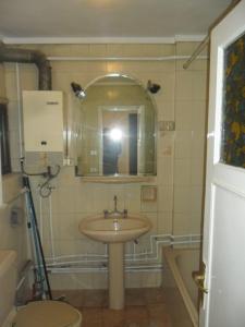 伊尔比德GMR House的画画带水槽的浴室的人