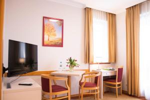 锡尔沃斯瓦里德萨拉吉卡里格特酒店的客厅配有桌子和电视