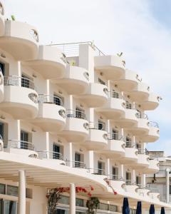 尼亚·卡利克拉提亚爱琴海蓝色海滩酒店 =的公寓大楼设有阳台