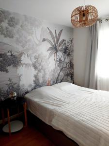 艾克斯莱班Villa entière avec jardin的一间卧室配有床和壁画