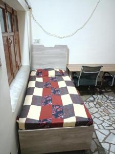 Pratima Boys Pg客房内的一张或多张床位