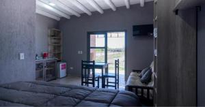 迈普Vista Chachingo Lodge的卧室配有一张床和一张桌子及椅子