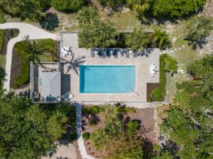 萨尼贝尔Grandma Dot's House- Marina Villa with Pool and Bikes的享有游泳池和树木的顶部景致