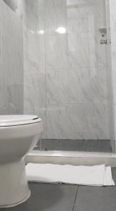 内瓦Apartamento Neiva的浴室配有白色卫生间和淋浴。