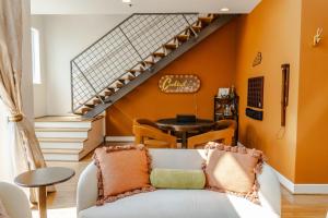 路易斯威尔Groovy Condo in the Vibrant NuLu District的客厅设有橙色墙壁和白色沙发
