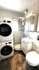 奥斯陆Spacious apartment with free parking的一间带洗衣机和卫生间的浴室