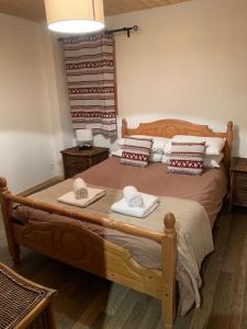 圣让多尔普Chalet Serin的一间卧室配有一张带毛巾的木床