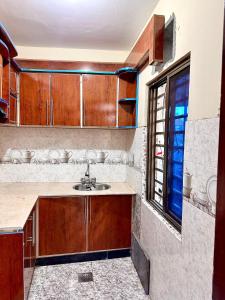 Nathia GaliVacations In的厨房设有水槽和窗户。