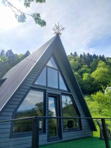 亚列姆切Cottage "A-FRAME romantic house"的一座带窗户的尖顶小房子