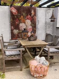 HårlevSofie's Hus - Munkgaard Bed & Breakfast的一张带两把椅子的野餐桌和一幅鲜花画