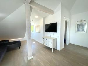 考纳斯Luxury Central Apartment Easy Kaunas的白色的客厅配有电视和沙发