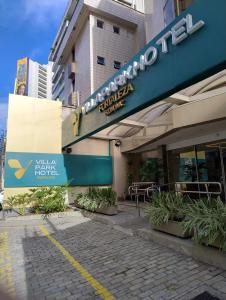 福塔莱萨Villa Park Hotel Fortaleza - antes Hotel Villamaris的带有读取wisma酒店标志的建筑