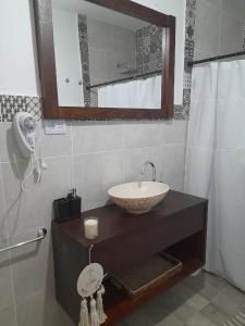 乌尼翁镇LaChuwy Casas的一间带水槽和镜子的浴室