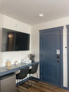 帕尔默Werner Room 204, Hyland Hotel的一间设有蓝色门、一张桌子和椅子的房间